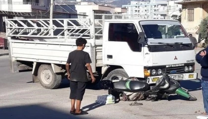 Motosikletle kamyonet çarpıştı, kaza anı kameraya yansıdı