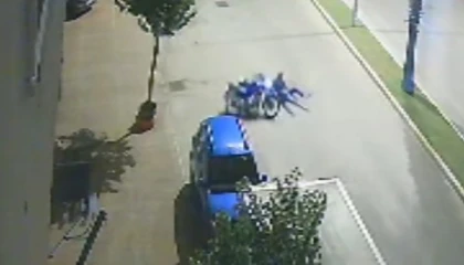 Motosikletlinin yola savrulup olay yerinden uzaklaşması kamerada