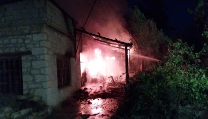 Müstakil ev alev alev yandı