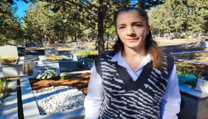 Müteahhit rekor ceza alınca genç kadın, anne ve babasının mezarında şükür duası etti