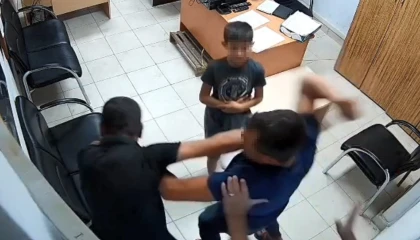 O anlar kamerada: Boşanma aşamasında kocaya, polis merkezinde kayınço dayağı