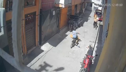 O anlar kamerada: Sokakta üzerine karton örten çocuk ölümden döndü