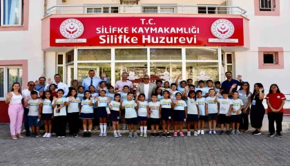 Öğrenciler, huzurevi sakinlerinin gönlüne dokundu