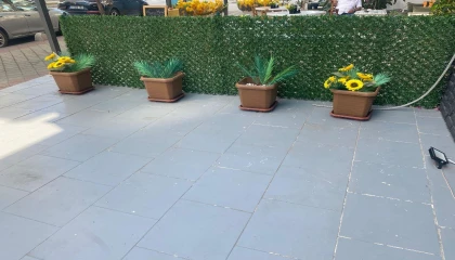 Önce iş yerini kontrol etti sonra yapay çiçekleri çaldı