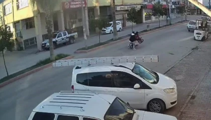 Önünü kaldırdığı motosikletle otomobile çarptı: 2 yaralı