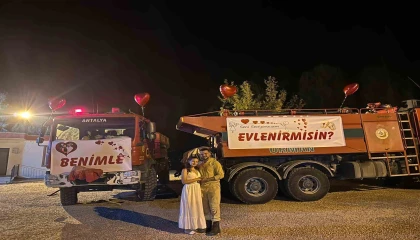 Orman işçisi arazözle evlilik teklifi yaptı