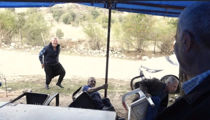 Osmaniyede düğünde sandalyeler domino taşı gibi devrildi