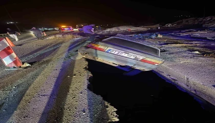 Osmaniyede iki otomobil 1 saat arayla aynı çukura düştü: 1 kişi yaralandı