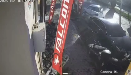 Osmaniyede kontrolden çıkan otomobil park halindeki araçlara çarptı