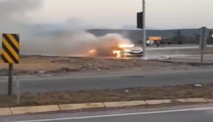 Osmaniyede otomobil alev topuna döndü