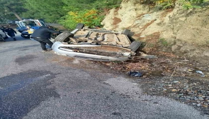 Osmaniyede otomobil şarampole devrildi: 1i çocuk 6 yaralı