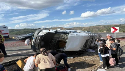 Osmaniyede yolcu minibüsü şarampole devrildi: 13 Yaralı