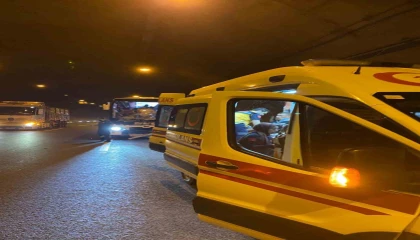 Osmaniyede yolcu otobüsü tıra çarptı: 8 kişi yaralandı