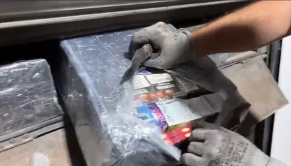 Otobüs çamurluğundaki gizli bölmeden kaçak elektronik sigara ve sigara ele geçirildi