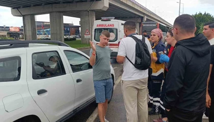 Otobüsün çarptığı otomobilin hafif yaralı sürücüsü, ailesini yalnız bırakmamak için hastaneye gitmedi