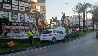 Otomobil refüje çıkıp sinyalizasyon direğini devirdi