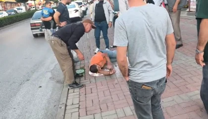 Otomobile çarpan motosiklet sürücüsü havada takla atıp yere düştü