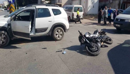 Otomobille motosiklet çarpıştı: 1 yaralı