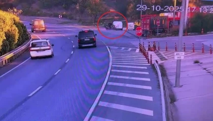 Park halindeki otomobile çarpan sürücü ölümden döndü