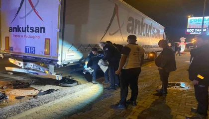 Park halindeki tıra çarpan motosikletli genç kazada hayatını kaybetti