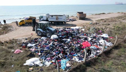 Sahile tonlarca tekstil atığının dökülme anı kamerada: Araç ve firma tespit edildi