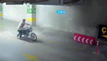 Şehir hastanesinin otoparkından iki motosiklet çaldı: O anlar kameraya yansıdı
