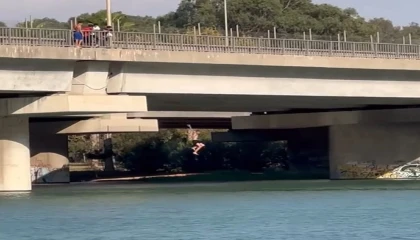 Serinlemek için metrelerce yükseklikten nehre atladılar