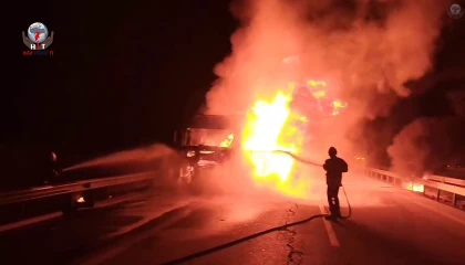 Seyir halindeki tır alevlere teslim oldu