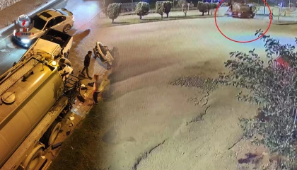 Su tankerine çarpan kamyonetin sürücüsünün öldüğü kaza anı kamerada