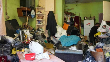 Tarsusta bir evden 28 ton çöp çıkarıldı