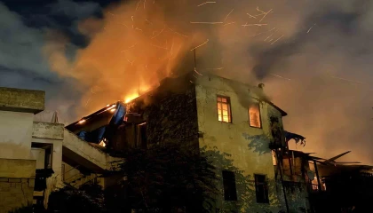 Tarsusta iş yerinde çıkan yangın 2 binaya sıçradı