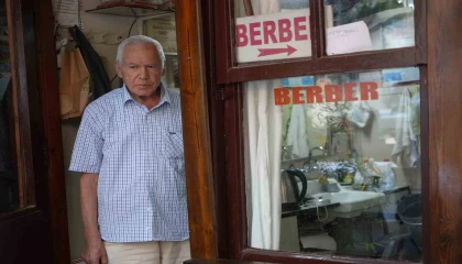 Tek koltuklu dükkanda yarım asırlık zanaat