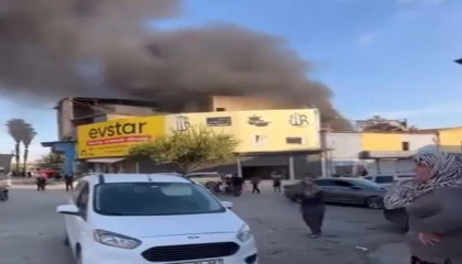 Tekstil malzemesi satan iş yerinde çıkan yangın söndürüldü