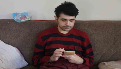 Telefon bağımlısı gençten ailelere tavsiye: Küçükken çocuklara telefon vermeyin