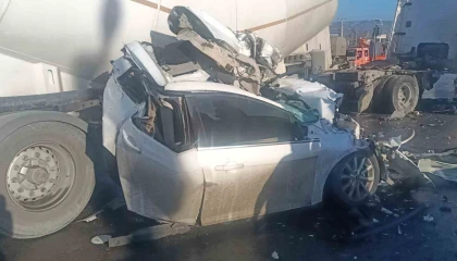 Tır otomobili ezdi, sürücü saniyelerle kurtuldu