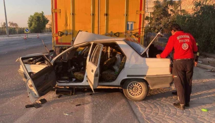 Tıra çarpan otomobilin sürücüsü hayatını kaybetti