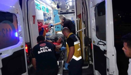 Tırla otomobil çarpıştı: Hurdaya dönen otomobildeki sürücü yaralanmadı, tır sürücüsü kabinde sıkıştı