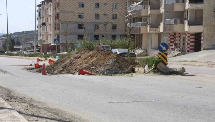 Toprak yığınına çarpan motosikletli metrelerce sürüklendi, o anlar kamerada