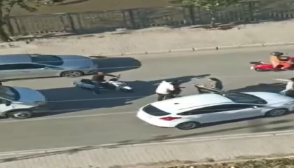 Trafikte yol verme kavgası: Birbirlerine yumrukla saldırdılar, o anlar kamerada
