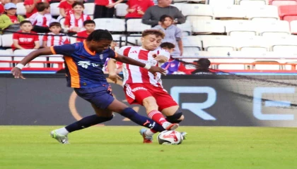 Trendyol Süper Lig: Antalyaspor: 0 - RAMS Başakşehir: 2 (İlk yarı)