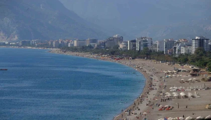 Türkiye kışı yaşarken Antalyada yazdan kalma günler