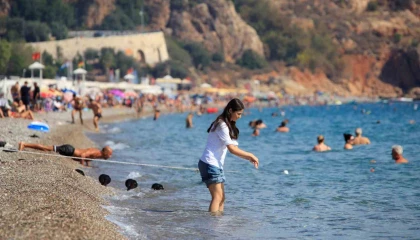 Türkiye kışı yaşarken, Antalyada yazdan kalma günler devam ediyor