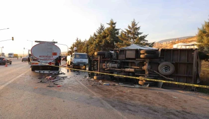 Yakıt tankerine çarpan kamyonetin sürücüsü hayatını kaybetti