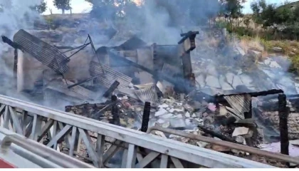 Yangın çıkan ev çöktü, iki kardeş hayatını kaybetti