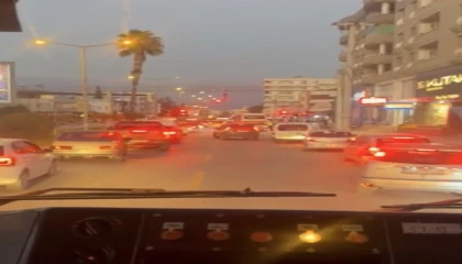 Yangına giden itfaiyeye fermuar sistemiyle yol verdiler