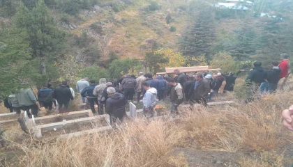 Yangında ölen yaşlı iki kardeşin cenazesi tek tabutla getirildi, aynı mezara defnedildi