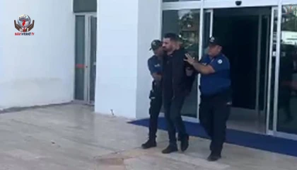 Yol verme kavgasında 1 kişiyi ayağından silahla vuran 2 şüpheli yakalandı