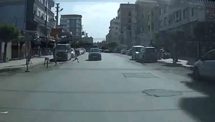 Yola fırlayan çocuğa çarpmamak isterken karşı yönden gelen otomobille kafa kafaya çarpıştı
