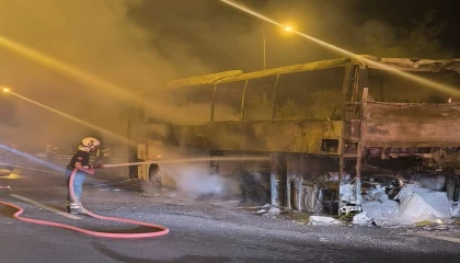 Yolcu otobüsü yanarak demir yığınına döndü