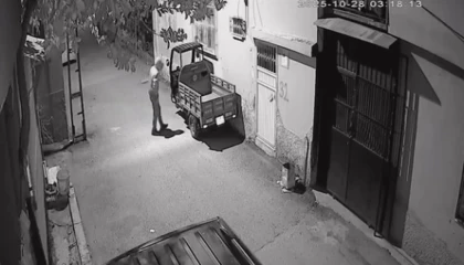 Yüzünü kapüşonla kapatarak mopedi dakikalar içinde çaldı